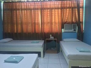 Quadruple Room | Desk - Elicon House (Cebu)