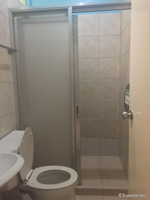 Chambre quadruple | Salle de bain | Douche