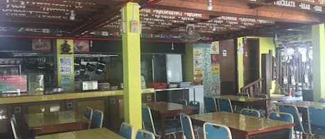 Melayani sarapan, makan siang, makan malam; sajian masakan Filipina