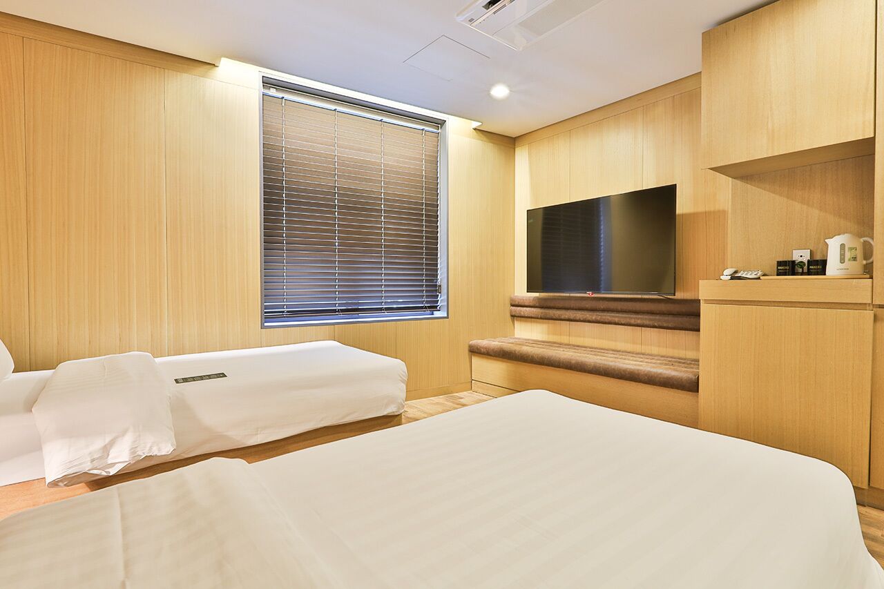 deluxe twin | individually decorated, individually furnished, free wifi, bed sheets