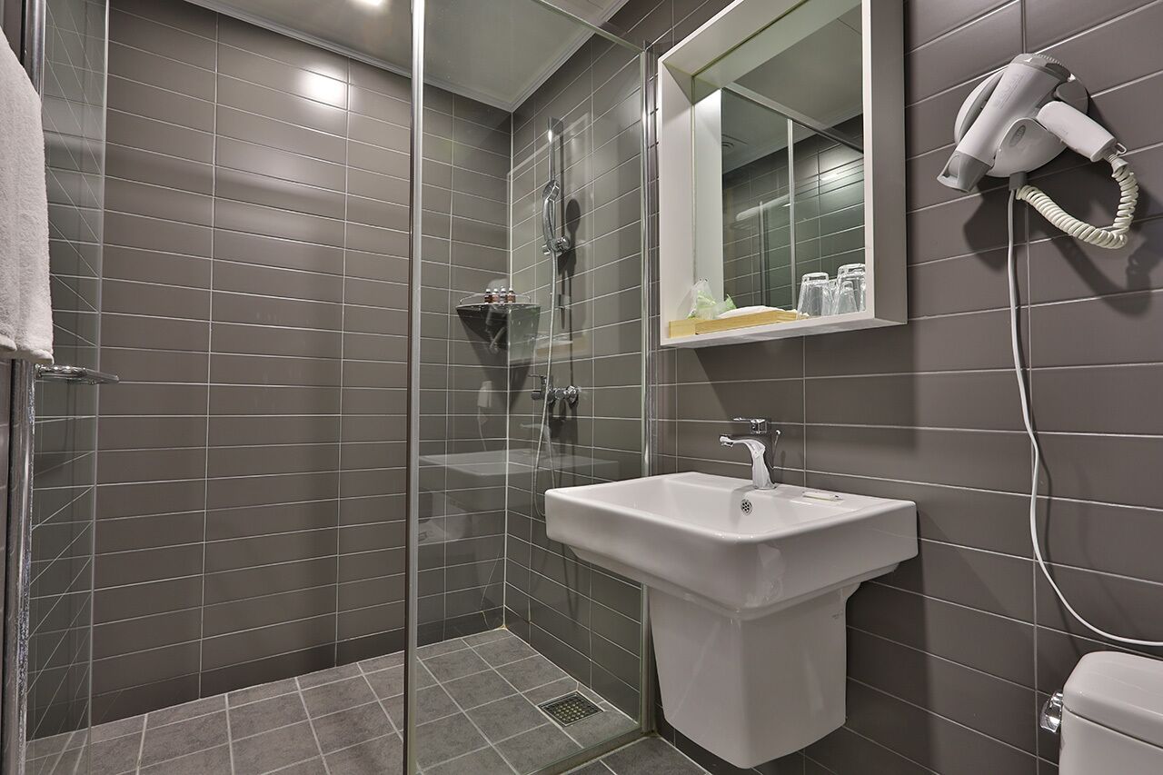 deluxe biz | bathroom | shower, free toiletries, hair dryer, bathrobes