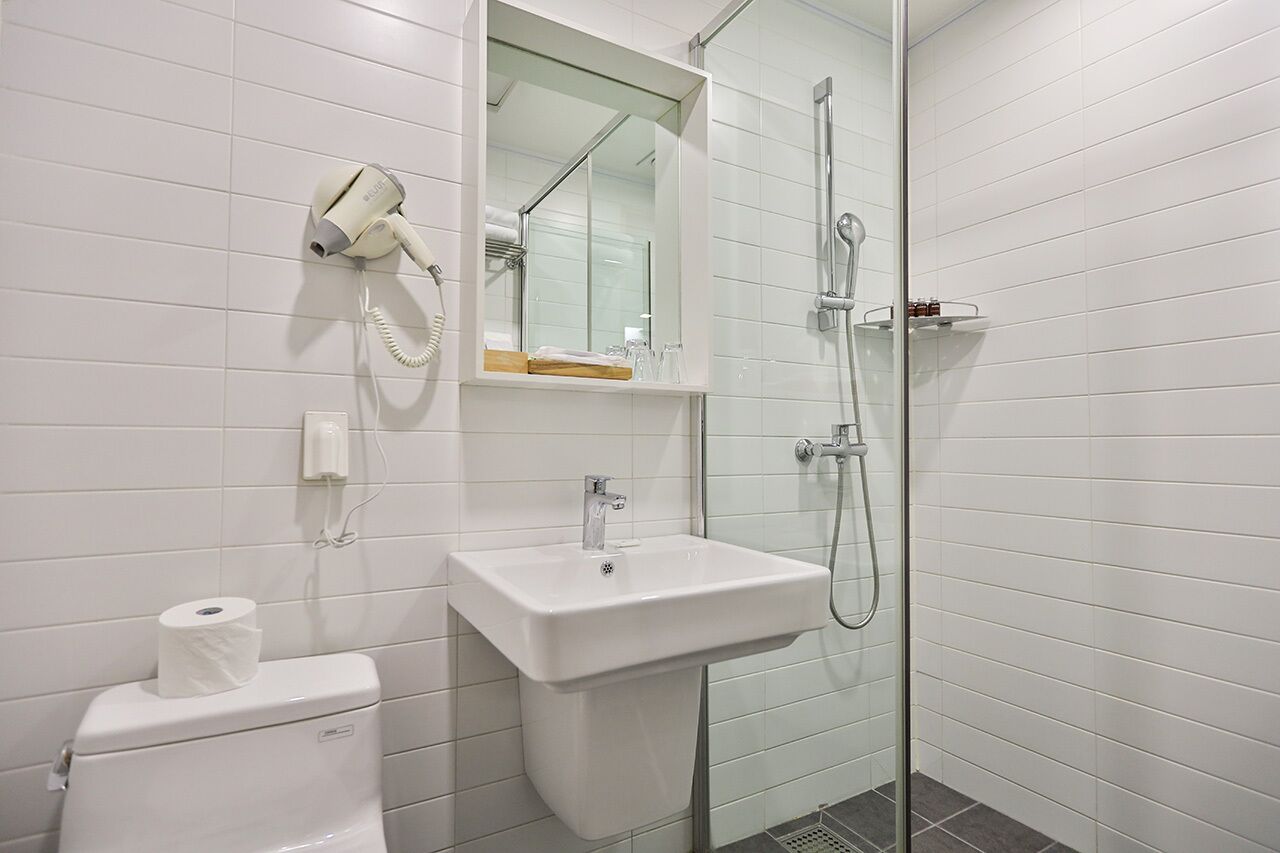 deluxe classic | bathroom | shower, free toiletries, hair dryer, bathrobes