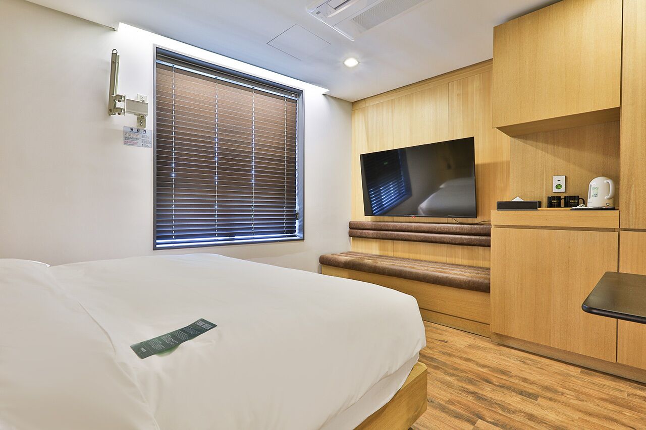 deluxe classic | individually decorated, individually furnished, free wifi, bed sheets