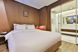 Suite | Individually decorated, individually furnished, desk, free WiFi