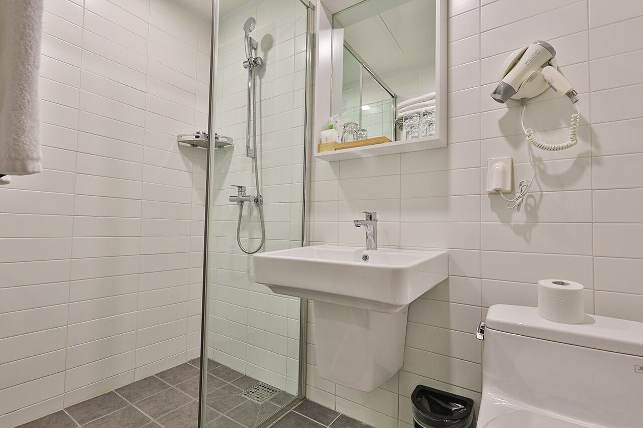 deluxe triple | bathroom | shower, free toiletries, hair dryer, bathrobes