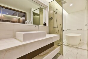 Suite | Bathroom | Shower, free toiletries, hair dryer, bathrobes
