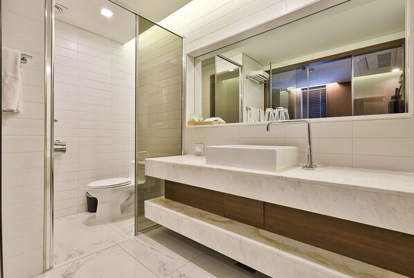 Suite | Badezimmer | Dusche, kostenlose Toilettenartikel, Haartrockner, Bademäntel