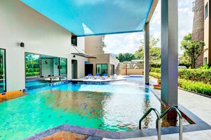 室内游泳池，室外游泳池，池畔遮阳伞，日光浴躺椅