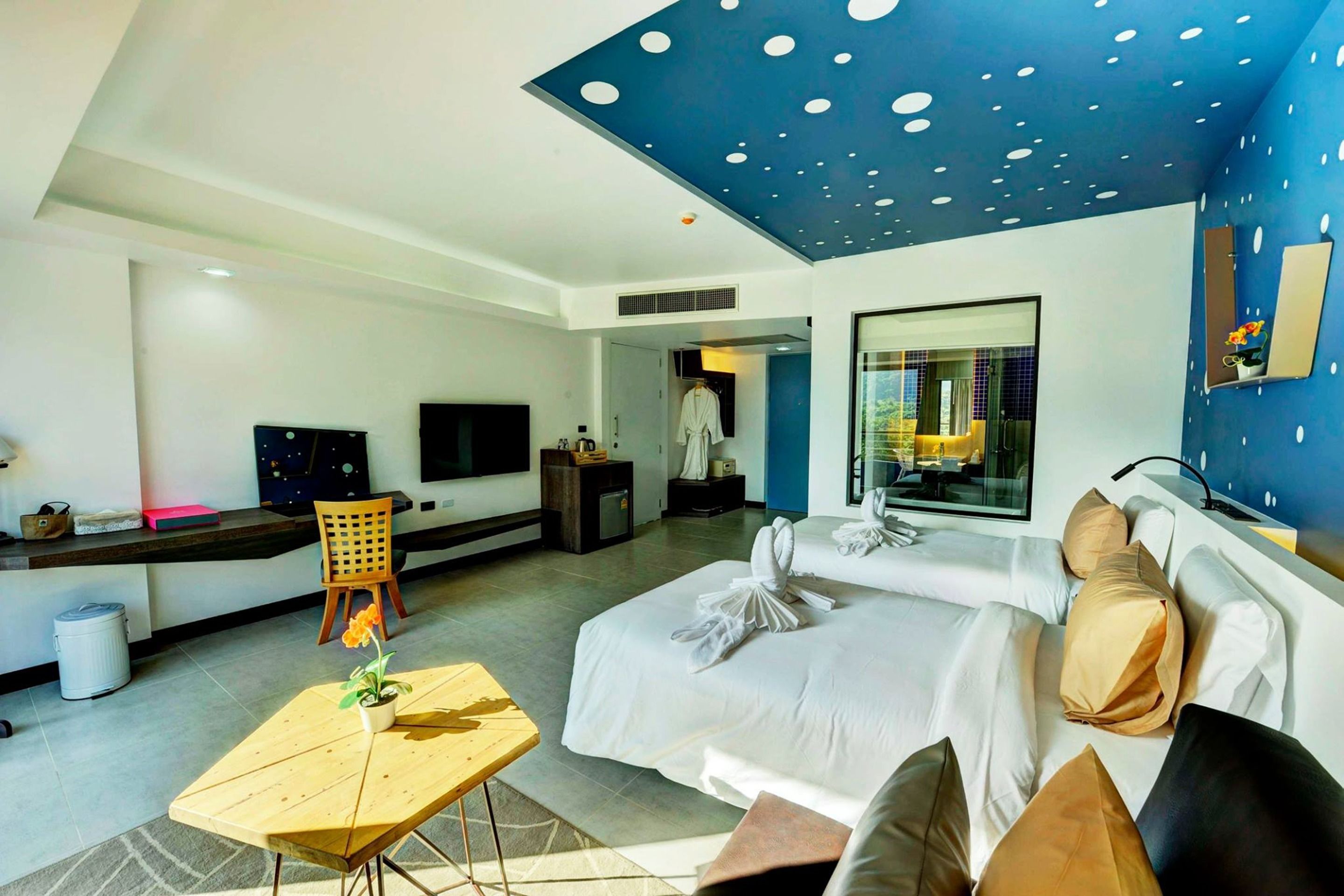 deluxe studio | in-room safe, free wifi