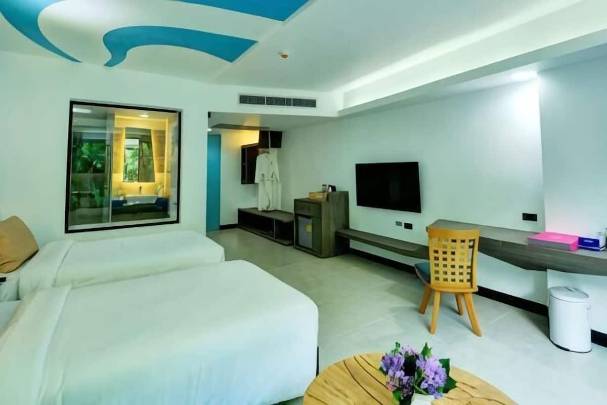 In-room safe, WiFi (free)