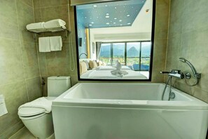 Baignoire et douche séparées, articles de toilette gratuits