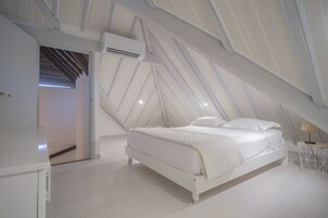 Bungalow Deluxe, 2 habitaciones, vistas al jardín (Mezzanine room with air conditioning) | Caja fuerte, decoración individual, tabla de planchar con plancha