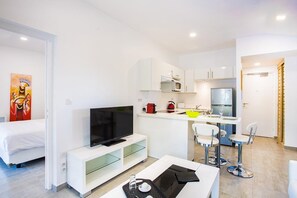 Suite, 1 habitación, vista al jardín (1st Floor Suite) | Sala de estar | Televisión de pantalla plana de 32 pulgadas con canales vía satélite 