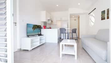 Suite, 1 Bedroom, Garden View (1st Floor Suite) | 2 bilik tidur, peti besi dalam bilik, dihias secara berasingan