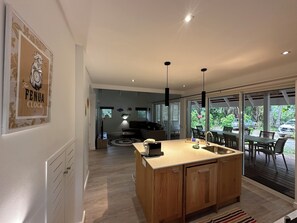 Bungalow familiar, 3 habitaciones, vista al jardín (Mezzanine room with fan) | Área de sala de estar | Televisión de pantalla plana de 32 pulgadas con canales vía satélite 