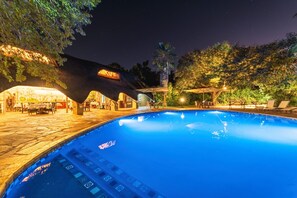 Outdoor pool, pool umbrellas, pool loungers - Bayete Guest Lodge (Victoria Falls)