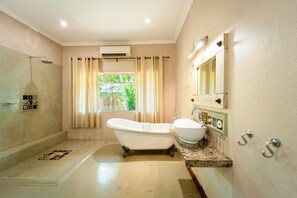 Free toiletries, hair dryer, towels - Bayete Guest Lodge (Victoria Falls)