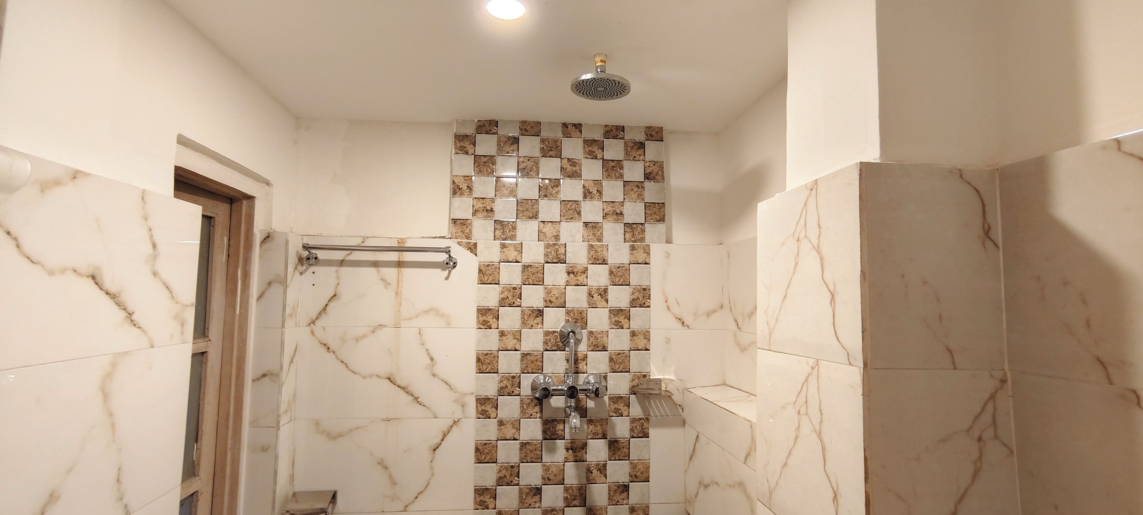 Deluxe Double or Twin Room, 2 Bedrooms | Bathroom | Shower, free toiletries, towels, soap