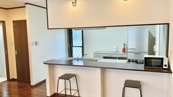 大型冷蔵庫、電子レンジ、オーブン、コンロ