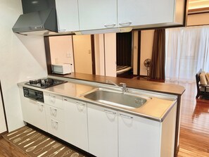 Full-size fridge, microwave, oven, stovetop - Seven Residence Yabu (Nago)