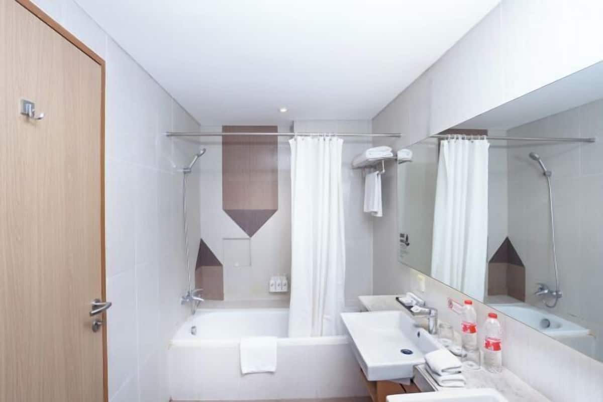 Bathroom | Free toiletries, bathrobes, slippers, towels