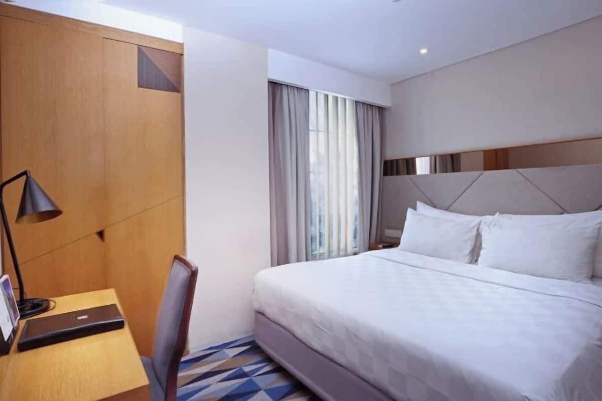 Premium bedding, in-room safe, desk, laptop workspace