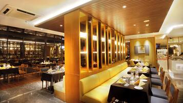 Se sirven desayunos y cocina internacional