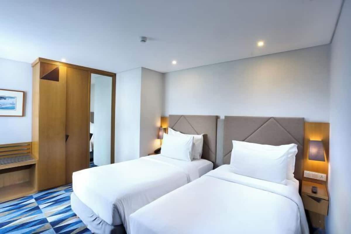 1 bedroom, premium bedding, in-room safe, desk