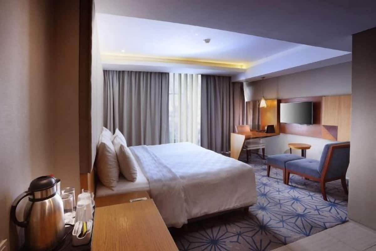 Premium bedding, in-room safe, desk, laptop workspace