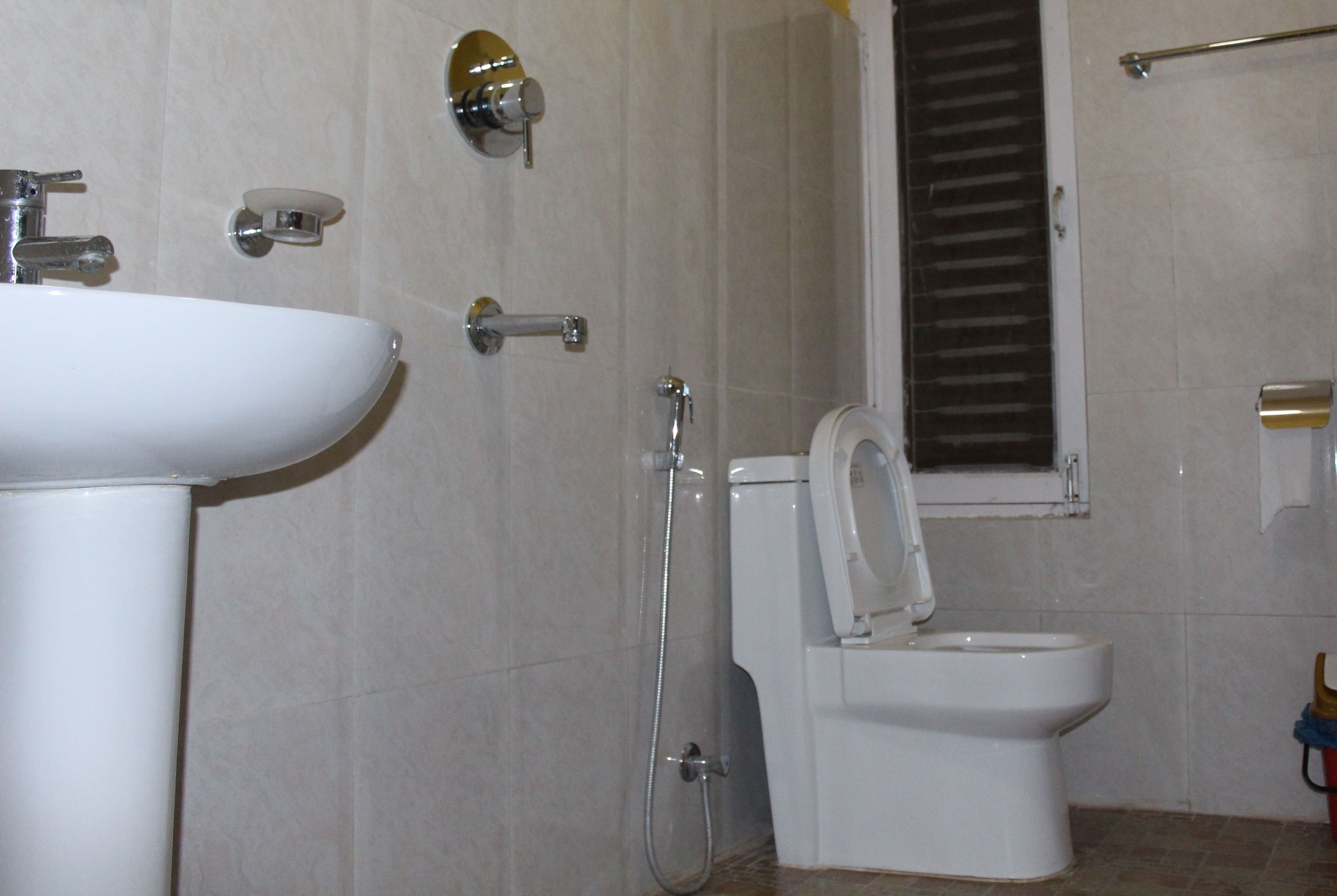 Een badkamer met een wastafel, toilet en douche.