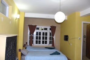 Estudi prèmium, 2 llits individuals, cuina bàsica, vistes a la ciutat | Caixa forta a l'habitació, escriptori i habitacions insonoritzades