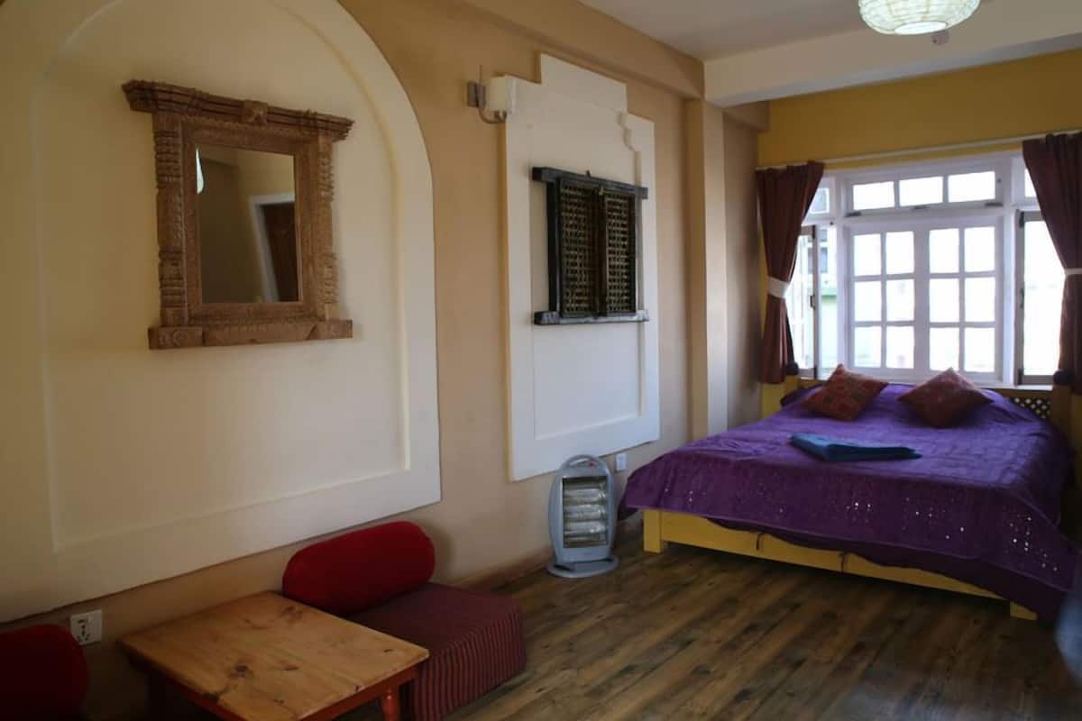 Caja de seguridad en la habitación y escritorio