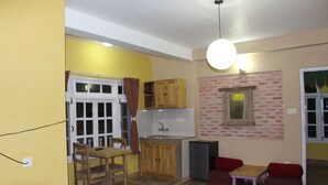 Una cocina compacta con lavamanos, armarios de madera y una pared decorativa de ladrillo.