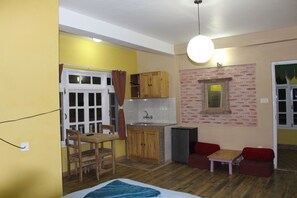 Studio Premium, 2 Tempat Tidur Twin, dapur kecil, pemandangan kota | Dapur pribadi | Lemari es