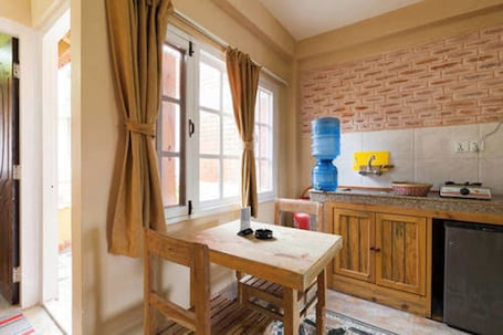 Lunch and dinner served, international cuisine