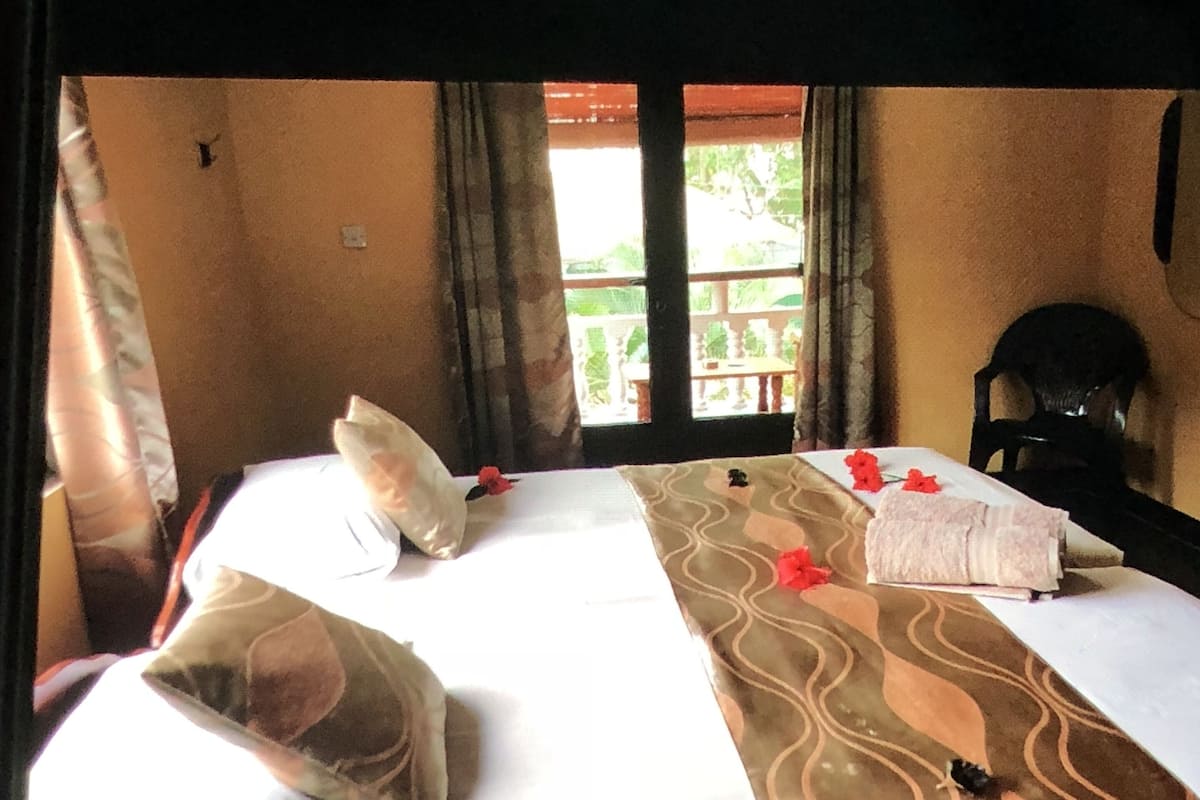 Premium bedding, cribs (free), bed sheets