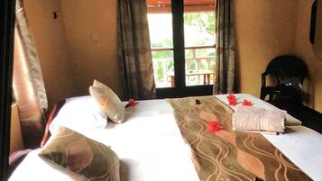 Premium bedding, free cots/infant beds, free wired Internet, bed sheets