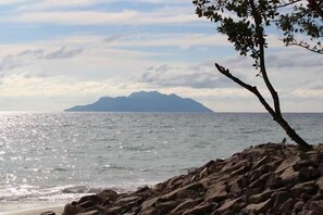 On the beach - Georgina's Cottage (Mahé Island)