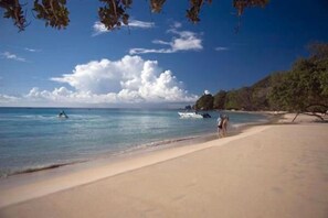 On the beach - Georgina's Cottage (Mahé Island)