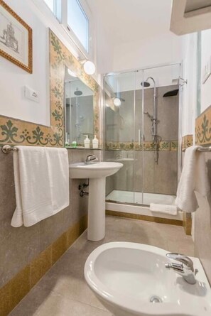 Artículos de tocador gratuitos, secador de pelo, bidet, toallas
