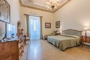 Værelse til 3 personer | Premium-sengetøj, skrivebord, lydisolering