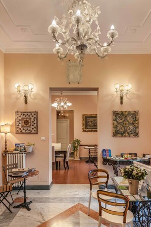 Lobby sitting area - B&B Palazzo Benso (Palermo)