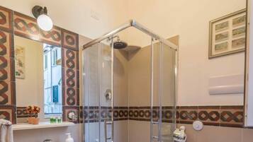 Single Room | Bathroom | Free toiletries, hair dryer, bidet, towels