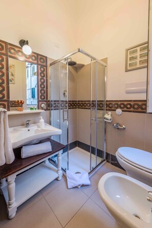 Single Room | Bathroom | Free toiletries, hair dryer, bidet, towels - B&B Palazzo Benso (Palermo)