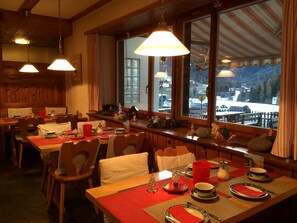 Breakfast, lunch, dinner and brunch served  - Hotel Schöntal (Filisur)