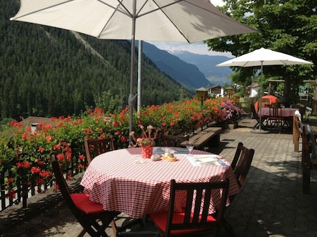 Se sirven desayunos, almuerzos, cenas y cocina regional . Hotel Schöntal