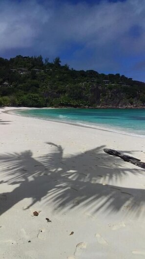Beach nearby, white sand - Maison Soleil (Mahé Island)