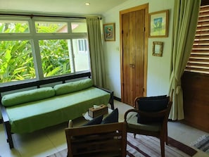 Cinnamon Mini Suite | Camas con pillow-top y caja de seguridad en la habitación 