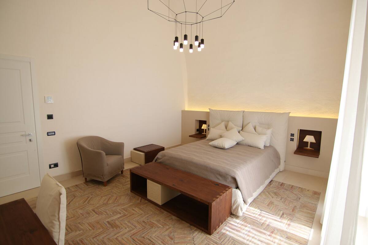 Ropa de cama de alta calidad y minibar 