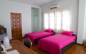 Deluxe Room, 2 Twin Beds | Minibar, desk, free cribs/infant beds, rollaway beds